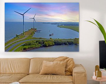 Windturbines langs het IJsselmeer bij Durgerdam  bij zonsondergang van Eye on You