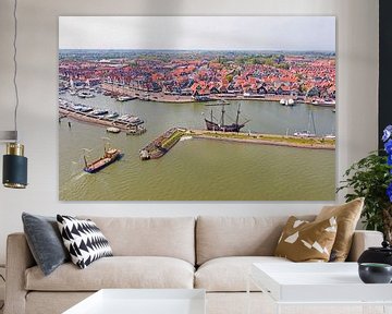 Luchtfoto van de haven en het stadje Volendam van Eye on You