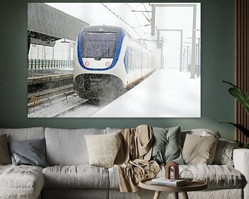 Rijdende trein in een sneeuwstorm in Amsterdam van Eye on You