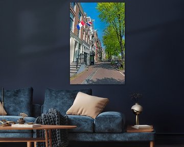Middeleeuwse huizen in Amsterdam op koningsdag van Eye on You