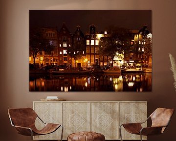 Maisons médiévales sur les canaux d'Amsterdam la nuit sur Eye on You