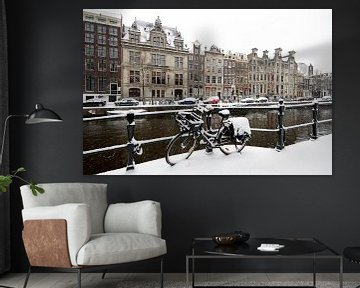 Besneeuwd Amsterdam in de winter op de grachten van Eye on You