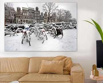 Verschneite Fahrräder in Amsterdam im Winter von Eye on You