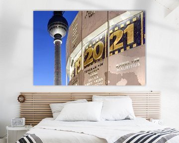 Televisietoren en wereldtijdklok op de Berlijnse Alexanderplatz van Frank Herrmann