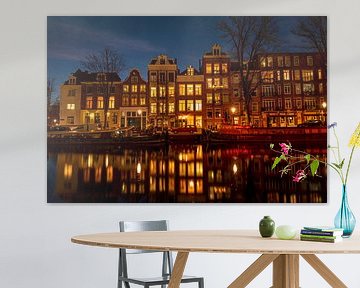 Les maisons d'Amsterdam sur l'Amstel au crépuscule sur Eye on You