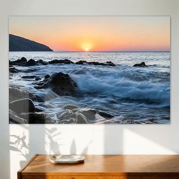 Tosende Wellen bei Sonnenaufgang