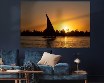 Bij zonsondergang varen in een felucca op de Nijl in Egypte van Jille Zuidema