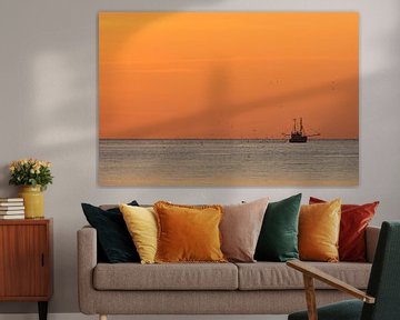 Viskotter bij zonsondergang op de Noordzee tijdens het gouden uur van Marco de Jong