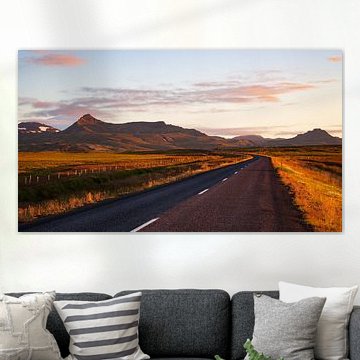 La route islandaise le long des montagnes