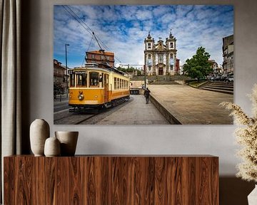 Tram rijdt door Porto