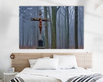 Kruis met Jezus in het mistige bos bij Kasteel Hillenraad van Epic Photography