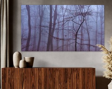 Minimalistische foto van een jonge boom in de mist van Epic Photography