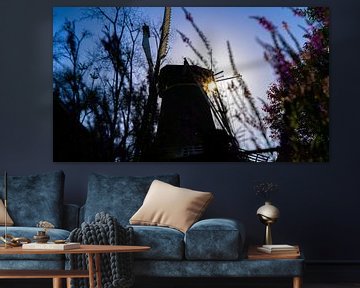 Molen en bloemen in Winsum tijdens zonsondergang (blue hour) van Jessica Lokker