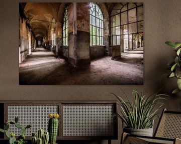 Die großen Korridore in einem verlassenen Krankenhaus von Aurelie Vandermeren