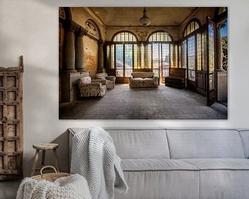 De lounge ruimte in een verlaten villa van Aurelie Vandermeren