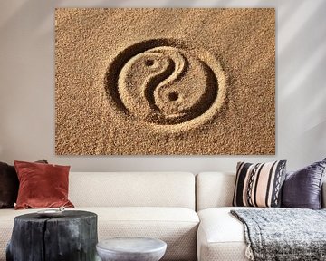 Yin and Yang in zand van Henny Hagenaars