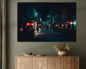 Lampionnetjes in een donkere straat in Kyoto van Mickéle Godderis