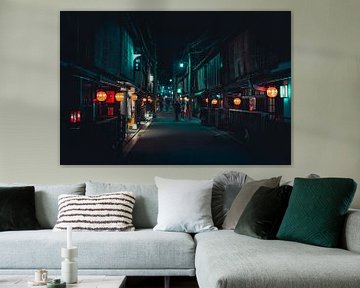 Laternen in einer dunklen Strasse in Kyoto von Mickéle Godderis