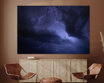 La puissance de la nature révélée : une fascinante photo d'éclair orne le ciel nocturne sur Remco Ditmar