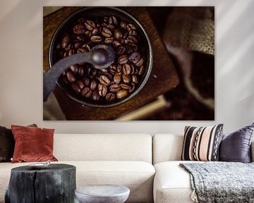 Oude koffiemolen met koffiebonen van Oliver Henze