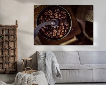 Ancien moulin à café avec des grains de café