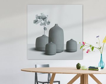 Stilleben von Keramik, Vasen und Töpfen mit Zweig, stilvolle Komposition in grau-blau