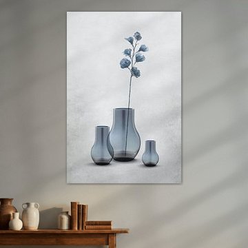 Vases en verre dans des tons transparents de gris-bleu