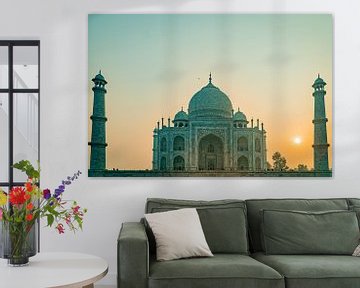 Zonsopkomst met een groene gloed over de Taj Mahal tempel in Agra India. van Twan Bankers