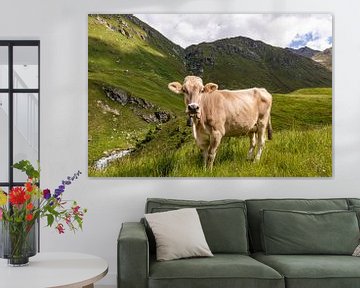 Koe in de wei in Zwitserland van Werner Dieterich