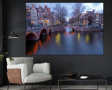 Das Stadtbild von Amsterdam in den Niederlanden bei Nacht von Eye on You