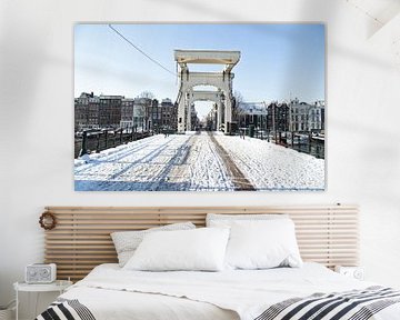 Besneeuwde Magere Brug in Amsterdam in de winter van Eye on You