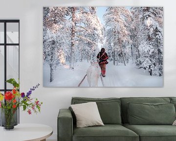 Sami rendierhouder in het bos | reisfotografie print | Lapland Zweden van Kimberley Jekel