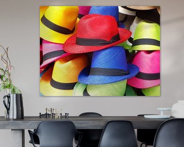 Gekleurde hoeden in Cartagena, Colombia van Henny Hagenaars