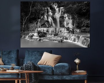 Schwarz-Weiß-Foto des Wasserfalls Kuang Si Falls in Luang Prabang in Laos. von Twan Bankers