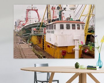 Fischerboote im Hafen von IJmuiden I Industriell I Vintage-Farbdruck von Floris Trapman