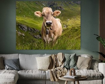 Kuh auf der Alm  in den Schweizer Alpen von Werner Dieterich