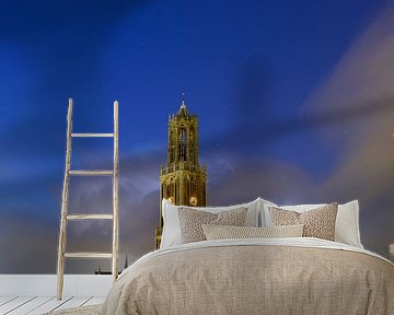 Domtoren en Domkerk in Utrecht met donderwolk en sterrenhemel (2) van Donker Utrecht