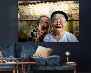 Portret van 2 oude vrouwtjes in Vietnam van Ellis Peeters