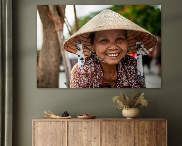 Vietnamese vrouw met een Nón Lá - strooien hoed van Ellis Peeters