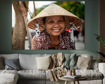 Vietnamese vrouw met een Nón Lá - strooien hoed van Ellis Peeters