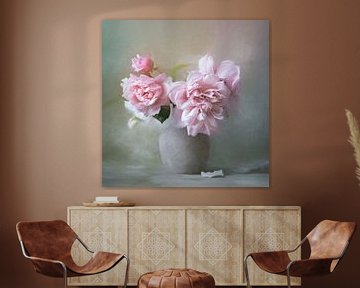 Bloemen Stilleven Schilderij Met Roze Pioenrozen In Een Grijze Vaas van Diana van Tankeren