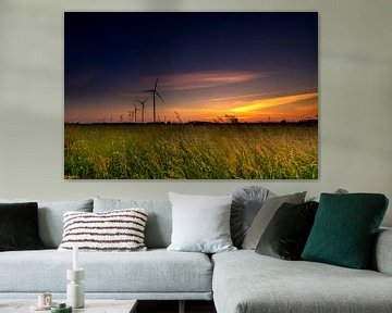 Windmühlen mit Sonnenuntergang in einer niederländischen Weitwinkel-Landschaft von Jan Hermsen