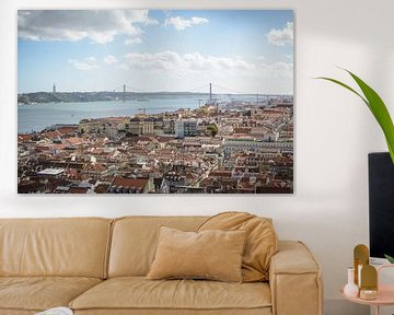 Blick über die Stadt Lissabon und die Brücke über den Tejo (Portugal) von Michel Geluk