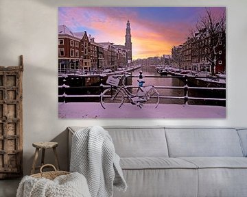 Besneeuwd Amsterdam bij zonsondergang met de Westerkerk van Eye on You