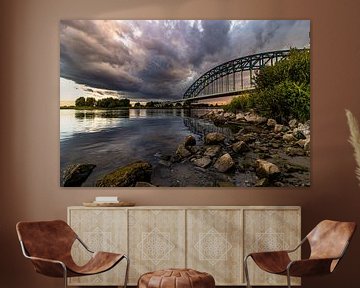 Donkere wolken boven de IJsselbrug van Jan Willem Oldenbeuving