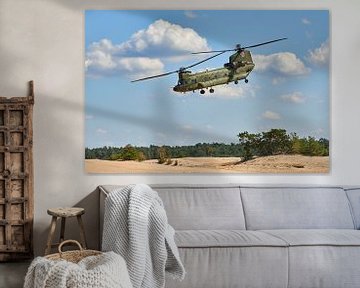 Chinook transporthelikopter gaat landen op het Beekhuizerzand van Jenco van Zalk