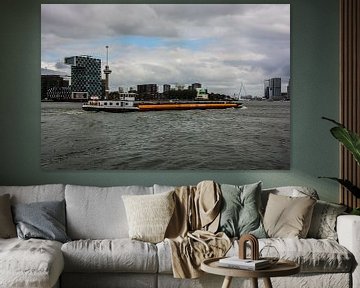Binnenvaartschip onderweg voor Rotterdam van scheepskijkerhavenfotografie