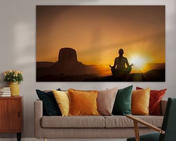 LPH 71305750 Dame meditiert bei Sonnenuntergang, Monument Valley Navajo Tribal Park, USA von BeeldigBeeld Food & Lifestyle