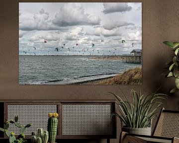 Kitesurfers op de Noordzee. van Brian Morgan