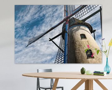 Traditionelle Windmühle bei 'niederländischem Wetter von Aron van Oort